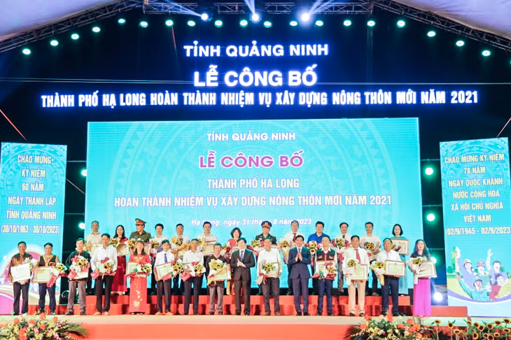 Tỉnh Quảng Ninh tổ chức lễ công bố quyết định của Thủ tướng Chính phủ công nhận TP Hạ Long hoàn thành nhiệm vụ xây dựng NTM năm 2021. Ảnh: Hoàng Nga