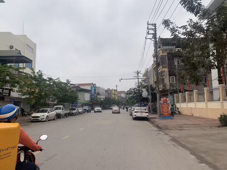 Đường phố trên địa bàn xã Đông Xá (huyện Vân Đồn) ngày càng xanh - sạch - đẹp với sự vào cuộc tích cực của các cấp chính quyền và người dân.