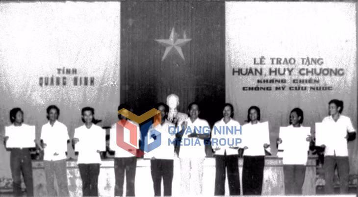 Năm 1984 tỉnh Quảng Ninh trao tặng huân huy chương kháng chiến chống Mỹ cứu nước. Ảnh: Tư Liệu