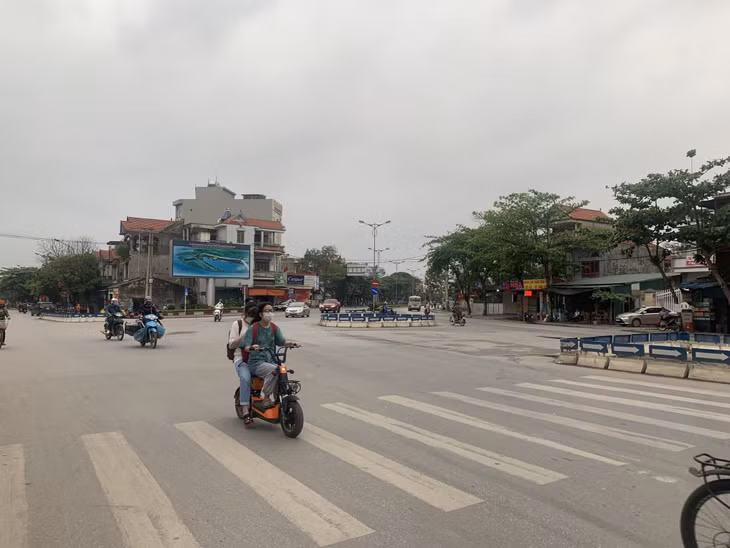 Vẫn còn nhiều học sinh không đội mũ bảo hiểm khi tham gia giao thông bằng xe máy, xe máy điện.