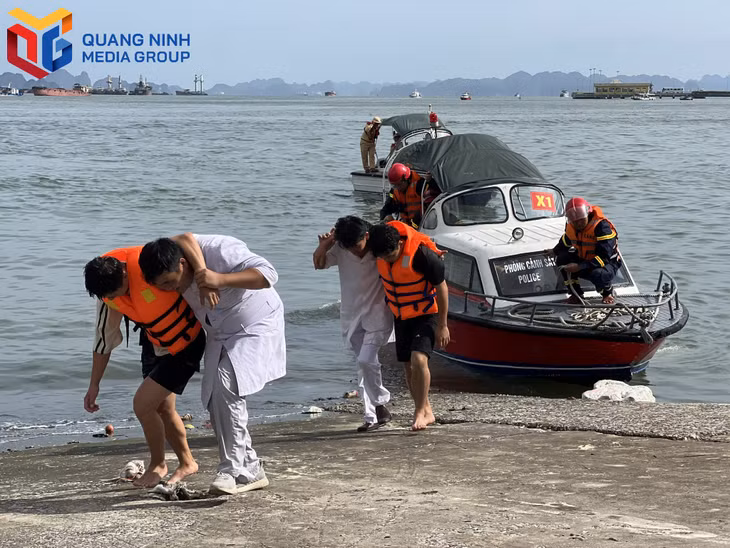 Người bị nạn nhanh chóng được đưa lên bờ để tiến hành sơ cứu, hồi sức.