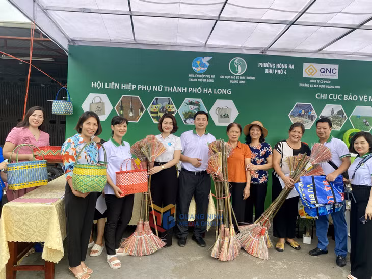Những sản phẩm từ chất thải tái chế của Hội LHPN Hạ Long được các đại biểu và người dân đặt mua.