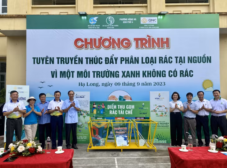Công ty CP Xi măng và Xây dựng Quảng Ninh trao tặng cho người dân khu phố 4, phường Hồng Hà (TP Hạ Long) thùng thu gom rác thải tái chế.