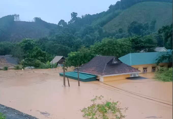 Trụ sở ở huyện Quỳ Châu, Nghệ An bị ngập 1,5 m lúc 7h ngày 27/9. Ảnh: CTV