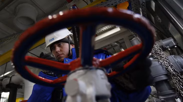 Công nhân của tập đoàn dầu khí Gazprom tại mỏ dầu Novoprtovskoye, Cape Kamenny, miền bắc nước Nga. Ảnh: AFP