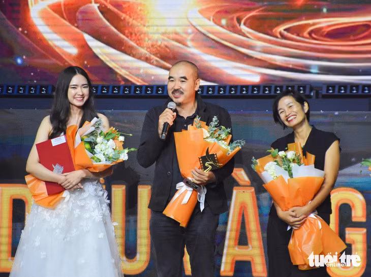 (Từ trái sang) Diễn viên Juliet Bảo Ngọc Doling, đạo diễn Bùi Thạc Chuyên và nhà sản xuất Trần Thị Bích Ngọc nhận giải Cánh diều vàng cho phim điện ảnh 'Tro tàn rực rỡ' vừa qua - Ảnh: TRẦN HOÀI