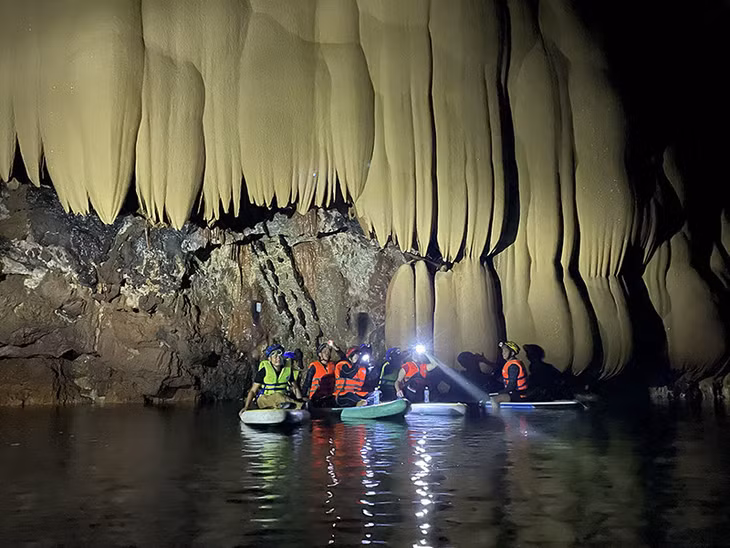 Đây là một hang nước với, bên trong có những khối thạch nhũ vô cùng tráng lệ và nguyên sơ. Ảnh: CTV