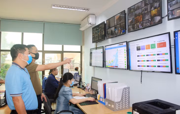 Lãnh đạo Trung tâm Quan trắc TN&MT (Sở TN&MT) theo dõi, giám sát các chỉ số do các trạm quan trắc môi trường tự động chuyển về tại Trung tâm Điều hành. Ảnh: Mạnh Trường