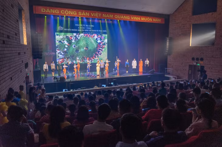 Cuộc thi sân khấu hóa tìm hiểu “Quảng Ninh 60 năm xây dựng và phát triển” do Thành ủy Hạ Long tổ chức thu hút sự tham gia và cổ vũ đông đảo của cán bộ, đảng viên và mọi tầng lớp nhân dân trên địa bàn.