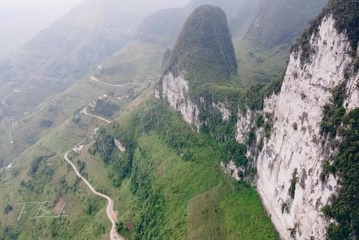 Trên đỉnh núi cũng xuất hiện một đôi vách núi đá trắng, một bên là “Vách Chồng”, vách nhỏ hơn gọi là “vách Vợ”. Ảnh: Ta Ba Lô