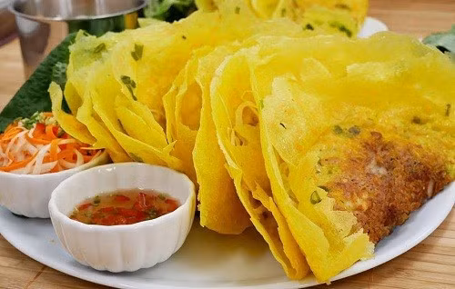 Bánh xèo miền Tây là món ngon hấp dẫn mà thực khách không nên bỏ qua trong chuyến du lịch Việt Nam. Ảnh: Cổng thông tin điện tử Thành phố Cần Thơ