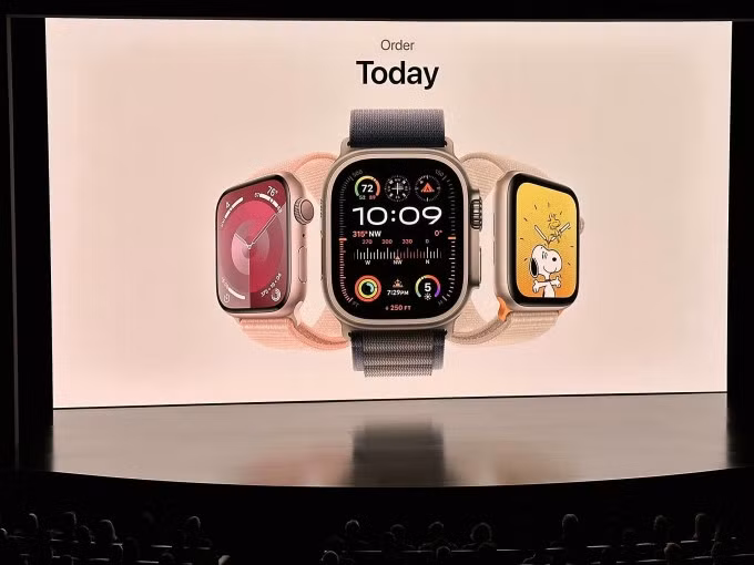 Hai mẫu đồng hồ mới trên sâu khấu Apple. Ảnh: Tuấn Hưng