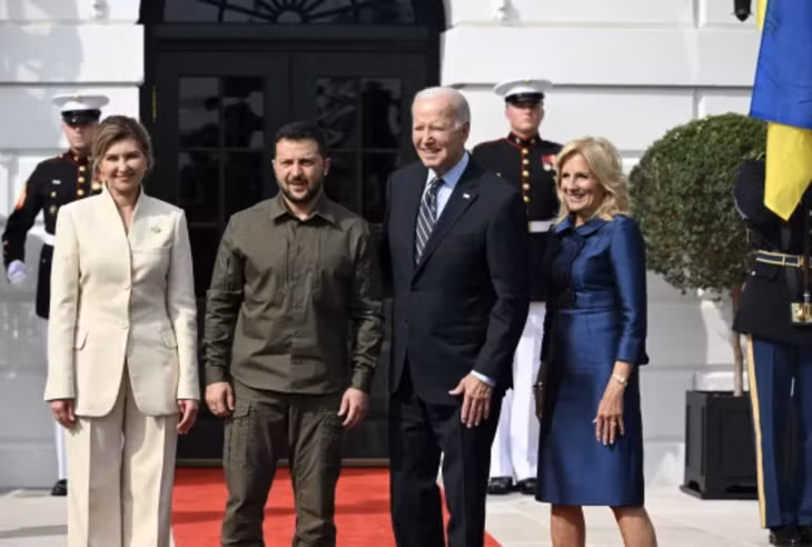 Tổng thống Mỹ Joe Biden và Đệ nhất phu nhân Jill Biden chào đón Tổng thống Ukraine Volodymyr Zelensky và Đệ nhất phu nhân Olena Zelenska tại Cổng Nam của Nhà Trắng. Ảnh: AFP
