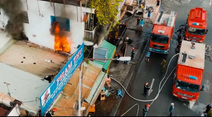 Cháy lớn tại cửa hàng phụ tùng ô tô. (Ảnh cắt từ clip của Vietnamnet)