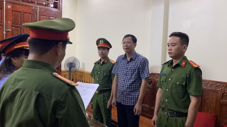 Cơ quan Cảnh sát điều tra thi hành Lệnh bắt bị can để tạm giam đối với Nguyễn Văn Hùng, Hiệu trưởng trường Cao đẳng nghề công nghiệp Thanh Hoá.