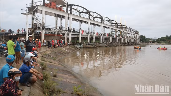 Đông đảo người dân xã Đại Phước, huyện Càng Long có mặt tại hiện trường sau khi 2 học sinh tắm sông bị mất tích.