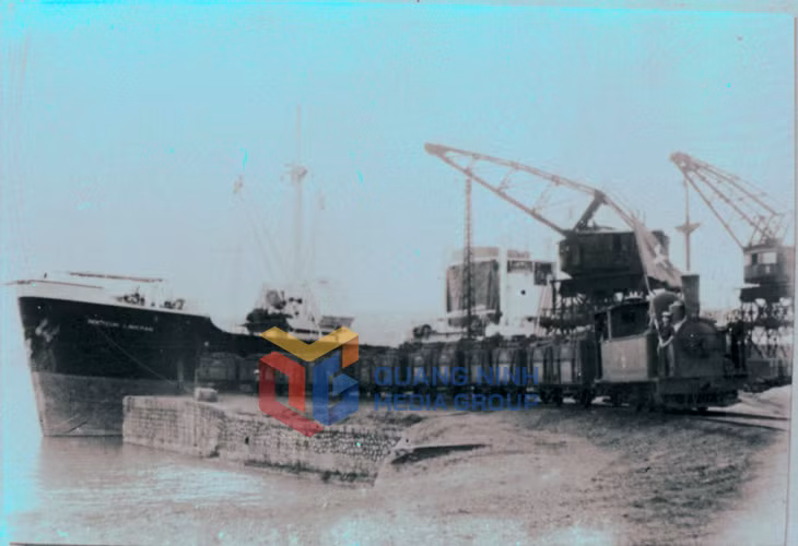 Tàu của braxin, sau tiếp quản một ngày lại vào ăn than. Ảnh: Tư Liệu