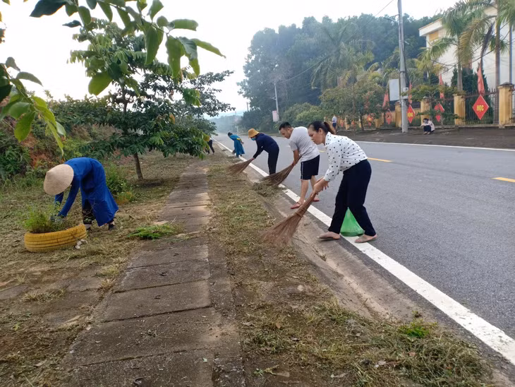 Người dân thôn Tân Phú, xã Tân Lập (Đầm Hà) vệ sinh môi trường đường liên thôn hưởng ứng phong trào