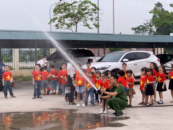 Công an TX Quảng Yên tuyên truyền PCCC&CNCH cho đối tượng giáo viên, học sinh trường mầm non trên địa bàn. Ảnh: Đơn vị cung cấp