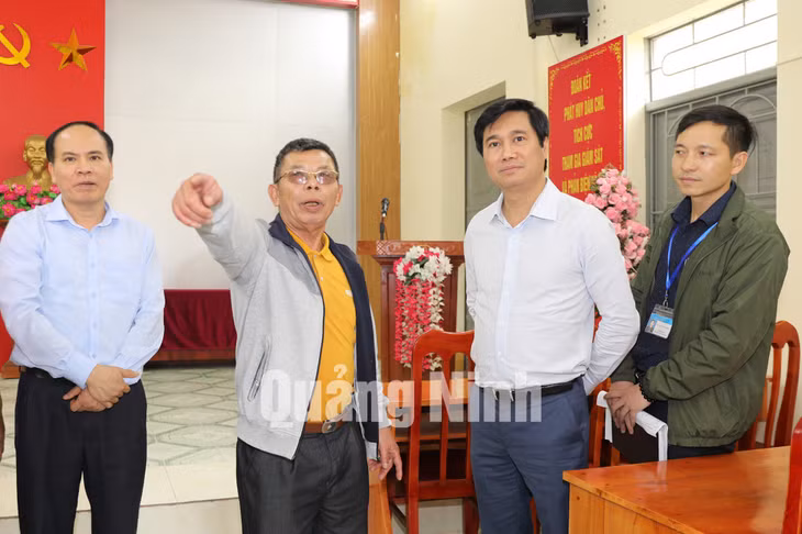 Chủ tịch UBND tỉnh kiểm tra cơ sở vật chất tại điểm tổ chức bầu cử thuộc phường Trà Cổ (4-2021). Ảnh: Trúc Linh