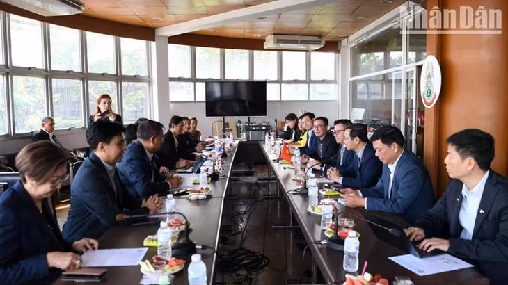 Toàn cảnh hội đàm giữa đoàn đại biểu Hội Nhà báo Việt Nam (VJA) và Liên đoàn Nhà báo Thái Lan (CTJ).