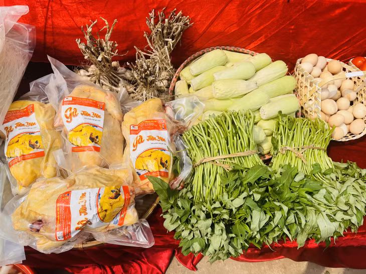 Một số mặt hàng nông sản bày bán ở chợ phiên Hà Lâu.