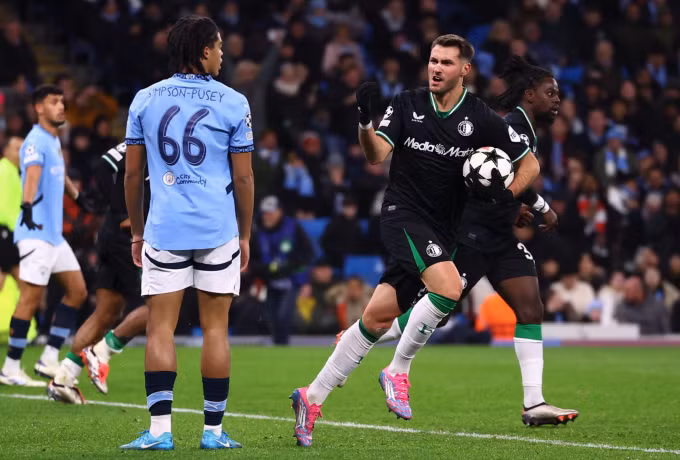 Santiago Gimenez rút ngắn tỷ số còn 2-3 cho Feyenoord ở phút 82. Ảnh: Reuters