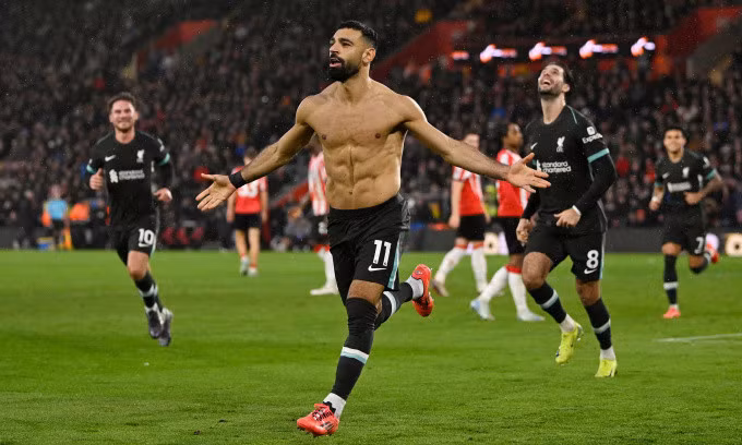 Mohamed Salah cởi áo mừng bàn ấn định thắng lợi 3-2 cho Liverpool trên sân St Mary's, thành phố Southampton, Anh ngày 24/11/2024. Ảnh: Reuters