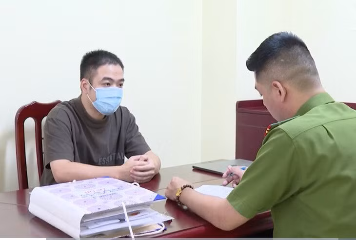 Bị can Phan Thành Công làm việc với công an - Ảnh: ANTĐ