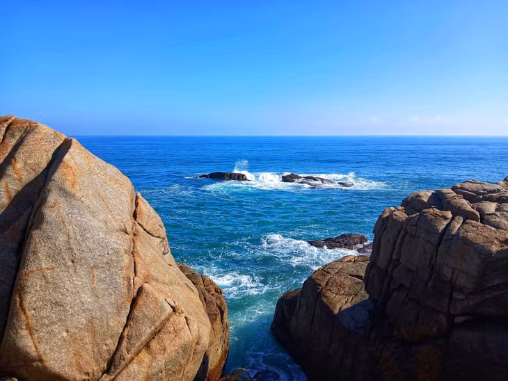 Bãi biển Mỹ An nằm gần khu dân cư, để duy trì môi trường biển sạch đẹp, du khách nên thu gom rác thải và xử lý đúng nơi quy định sau khi tham quan. Ảnh: Vinh Nguyên