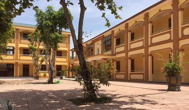 Sau xô xát với nam đồng nghiệp, cô Ng, giáo viên Trường THCS Vạn Phong (huyện Diễn Châu, tỉnh Nghệ An) phải nhập viện do chấn thương. Ảnh: Hải Đăng