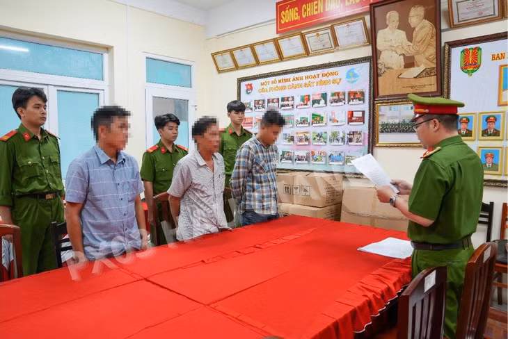 Cơ quan điều tra tống đạt quyết định tạm giữ hình sự các đối tượng Đức, Tâm và Phong có hành vi lừa bán thiên thạch. Ảnh: Công an tỉnh Hậu Giang