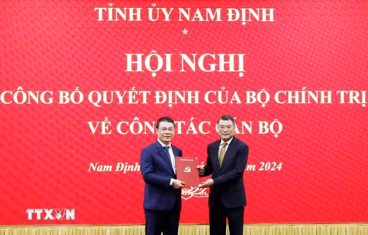 Ủy viên Bộ Chính trị, Bí thư Trung ương Đảng, Trưởng Ban Tổ chức Trung ương Lê Minh Hưng trao Quyết định cho Bí thư Tỉnh ủy Nam Định Đặng Khánh Toàn. (Ảnh: Thái Thuần/TTXVN)