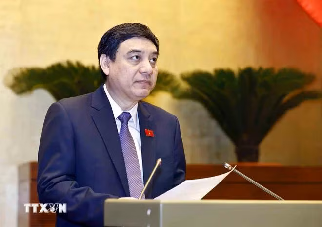 Chủ nhiệm Ủy ban Văn hóa, Giáo dục của Quốc hội Nguyễn Đắc Vinh trình bày Báo cáo thẩm tra dự án Luật Nhà giáo. (Ảnh: Doãn Tấn/TTXVN)