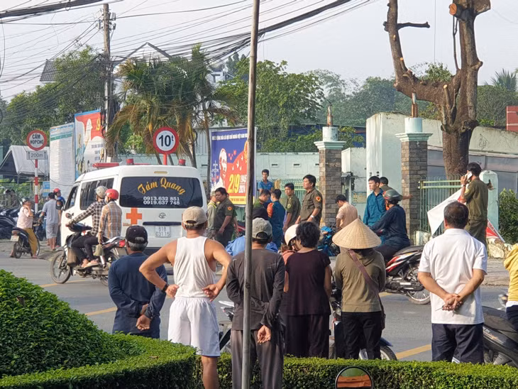 Lực lượng chức năng xử lý hiện trường.