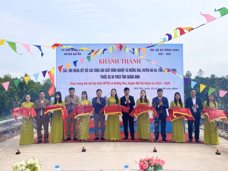 Các đồng chí lãnh đạo huyện Hải Hà và chủ đầu tư dự án tổ chức cắt bằng khánh thành cầu Tình Nghĩa xã Đường Hoa (Hải Hà).