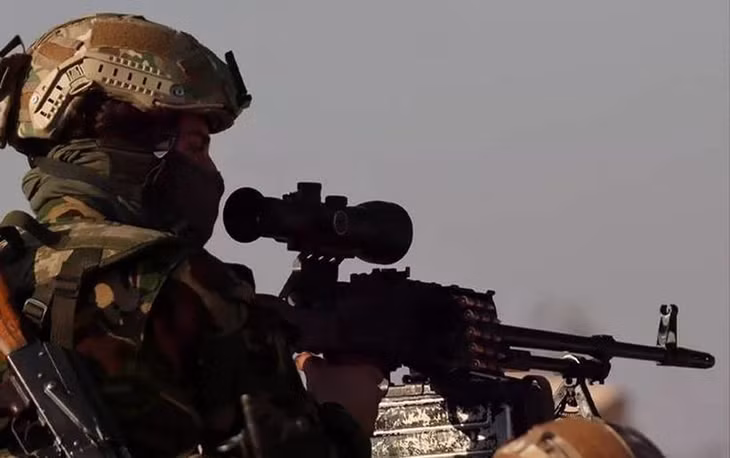 Một chiến binh HTS vào vị trí đối phó với quân đội Syria ở tỉnh Aleppo ngày 28/11/2024. (Nguồn: HTS media/X)