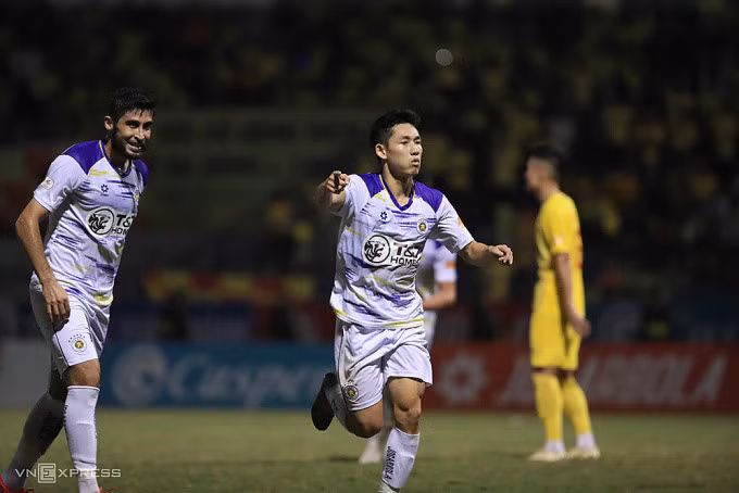 Nguyễn Hai Long ăn mừng khi giúp Hà Nội FC gỡ hòa 1-1 trên sân Thanh Hóa phút bù giờ ngày 3/11.