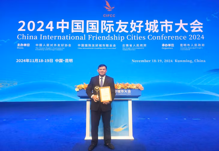 Phó Chủ tịch Thường trực UBND TP Móng Cái Đỗ Văn Tuấn là trưởng đoàn đại biểu, lên đại diện nhận giải thưởng “Đối tác ưu tú thành phố hữu nghị đối với Trung Quốc”.