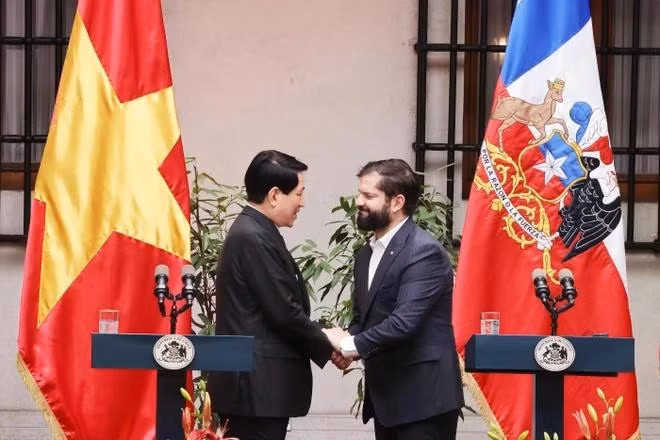 Chủ tịch nước Lương Cường và Tổng thống Chile Gabriel Boric Font tại buổi gặp gỡ báo chí. (Ảnh: Lâm Khánh/TTXVN)