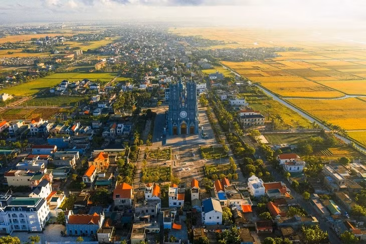 Nằm cách trung tâm TP Thái Bình khoảng 25 km, nhà thờ Bác Trạch (thuộc địa phận xã Vân Trường, huyện Tiền Hải) là điểm đến hấp dẫn, thu hút đông đảo du khách trong và ngoài địa phương tới tham quan.