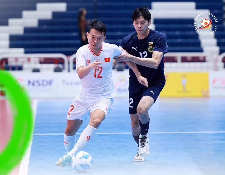 Đội tuyển futsal Việt Nam (áo trắng) trong trận thắng Brunei 14-0 - Ảnh: BOLALOD FUTSAL