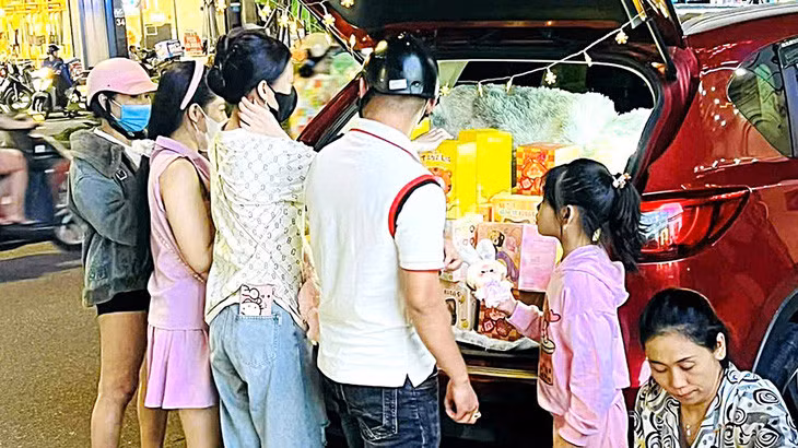 Bán hộp mù trên xe ô tô ở đường Nguyễn Văn Linh (Đà Nẵng) - Ảnh: Đ.N.