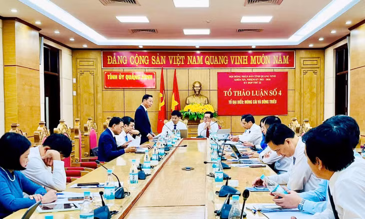 Quang cảnh thảo luận tại Tổ đại biểu Móng Cái và Đông Triều.