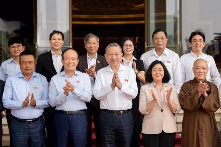 Tổng Bí thư Tô Lâm chụp ảnh lưu niệm cùng các đại biểu thuộc Đoàn Đại biểu Quốc hội thành phố Hà Nội.