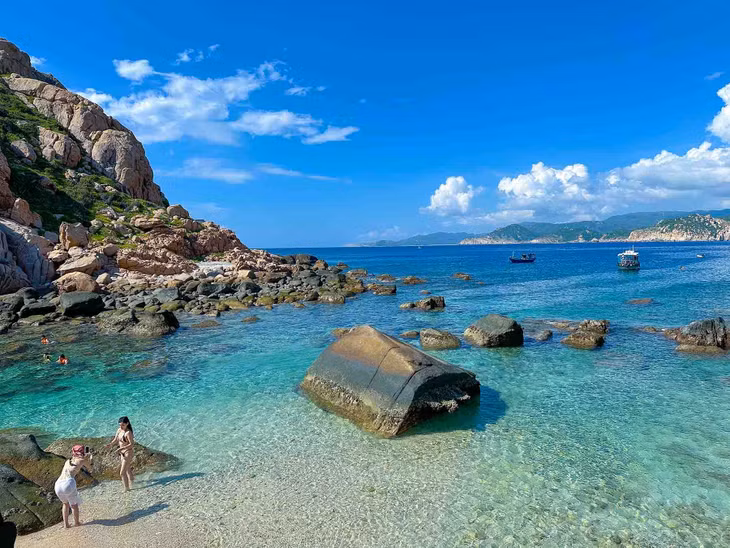 Đây là điểm đến lý tưởng cho các hoạt động tắm biển, lặn ngắm san hô. Ảnh: Minh Hien Nguyen