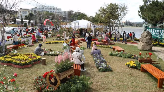 Khách dạo chơi bên các tiểu cảnh hoa tại hồ Xuân Hương dịp Festival thứ 9. Ảnh: Phước Tuấn