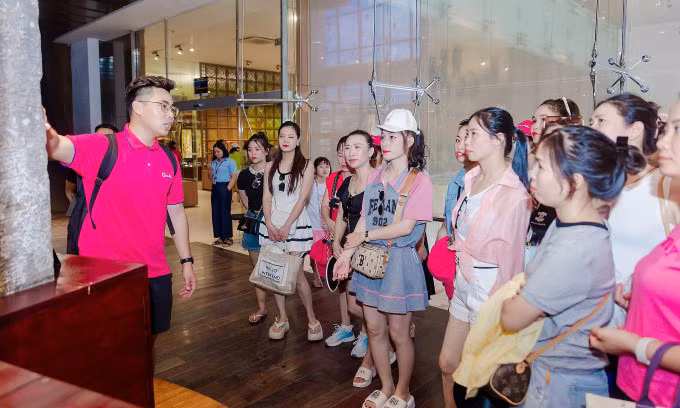Khách Việt tham quan Bảo tàng Quảng Ninh. Ảnh: Du Lịch Việt