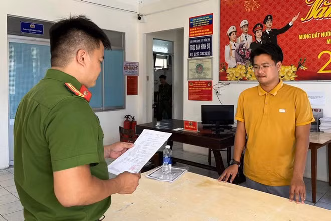Công an TP Tuy Hòa tống đạt quyết định khởi tố đối với Hà Hoàng Bảo Đạt. Ảnh: Công an