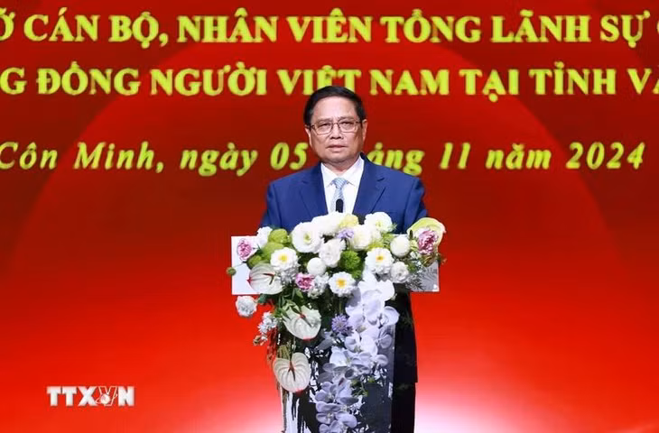 Thủ tướng Phạm Minh Chính phát biểu tại buổi gặp cán bộ, nhân viên Tổng lãnh sự quán và cộng đồng người Việt Nam tại tỉnh Vân Nam. (Ảnh: Dương Giang/TTXVN)